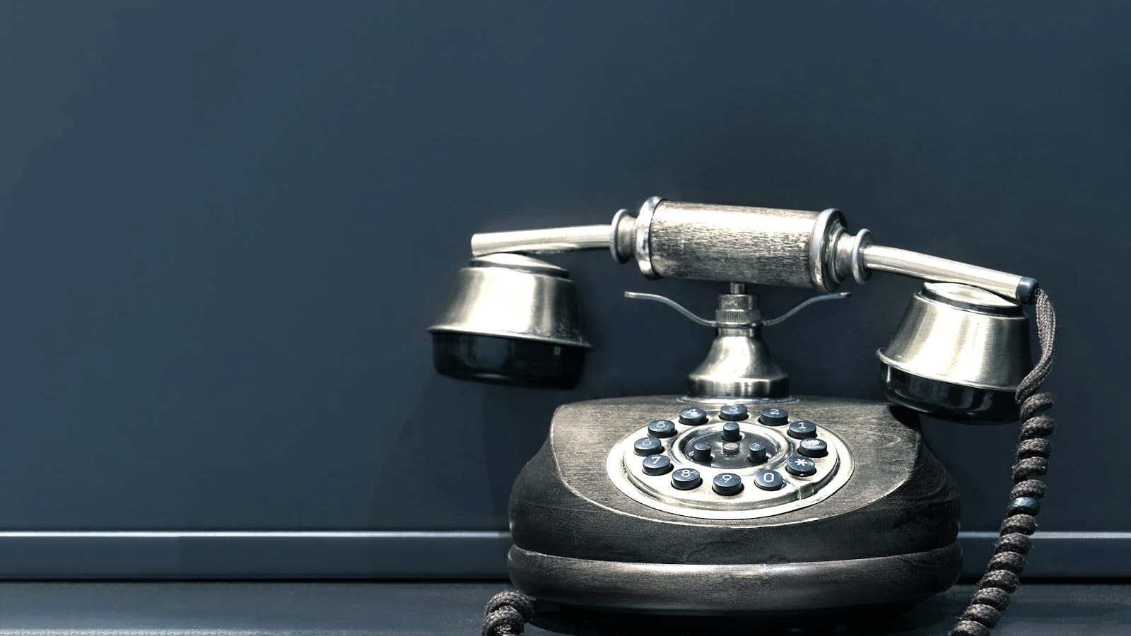 Telefone antigo sobre uma mesa escura
