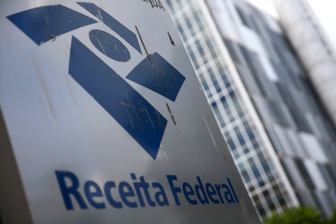 Placa com o logotipo da Receita Federal na fachada de um prédio do órgão