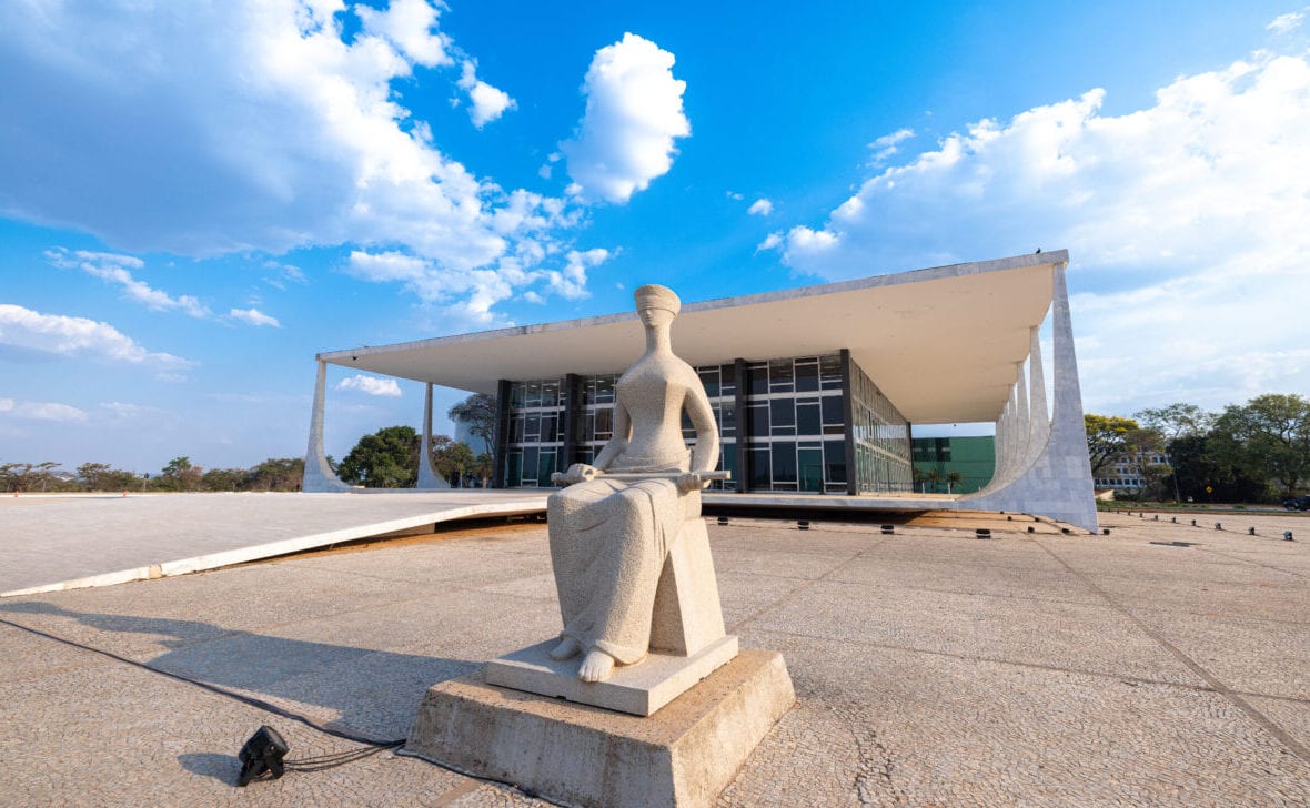 Fachada do Supremo Tribunal Federal, em Brasília, com a estátua da Justiça em primeiro plano