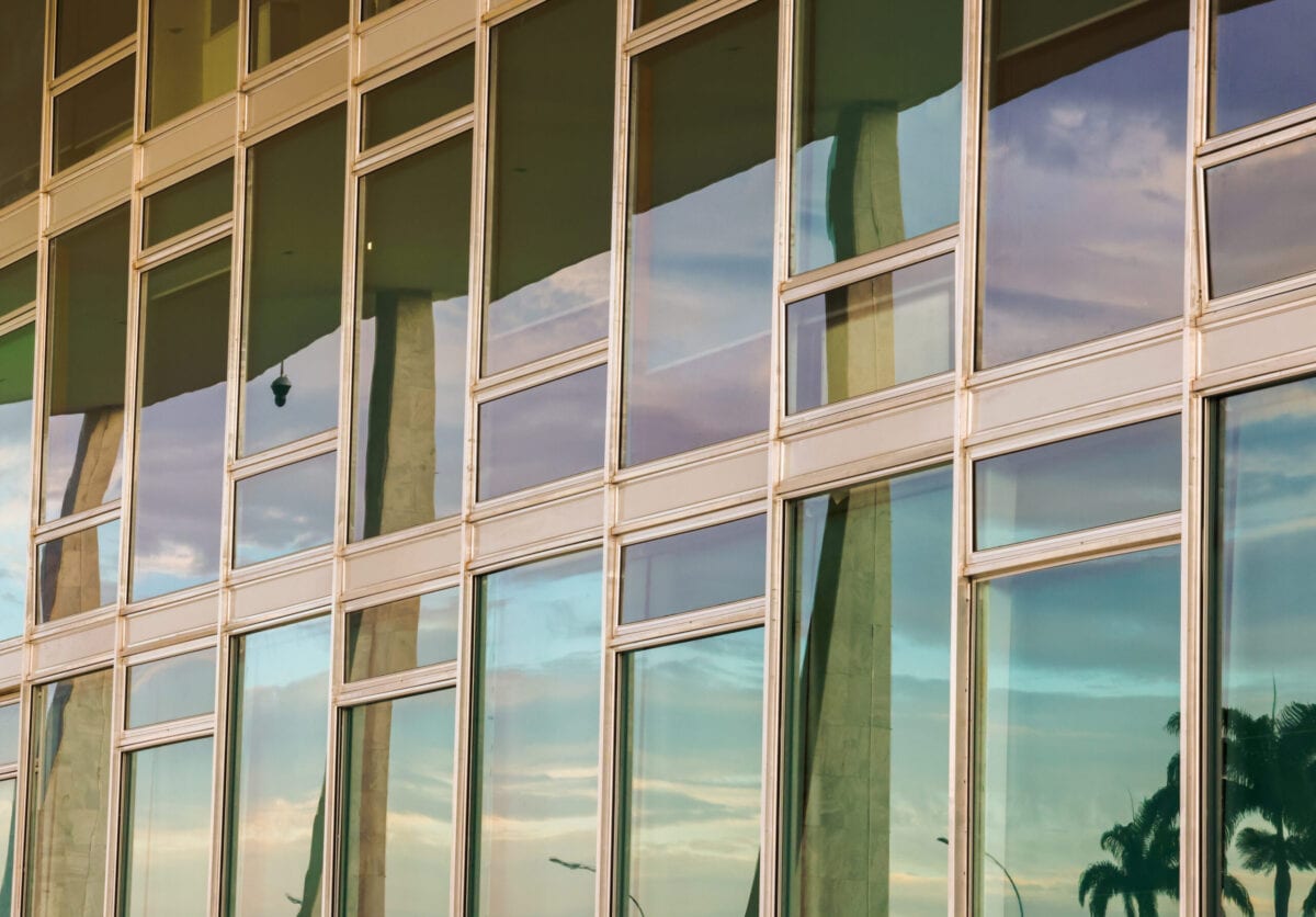 Vidraça do prédio do Supremo Tribunal Federal, com o reflexo dos arcos da sede