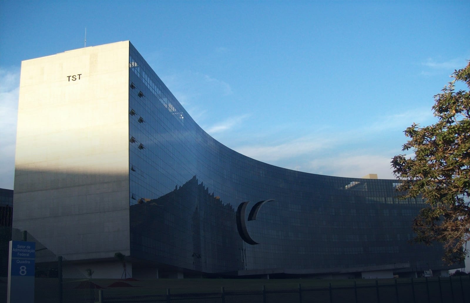 Fachada curva do Tribunal Superior do Trabalho, em Brasília, em dia de céu aberto